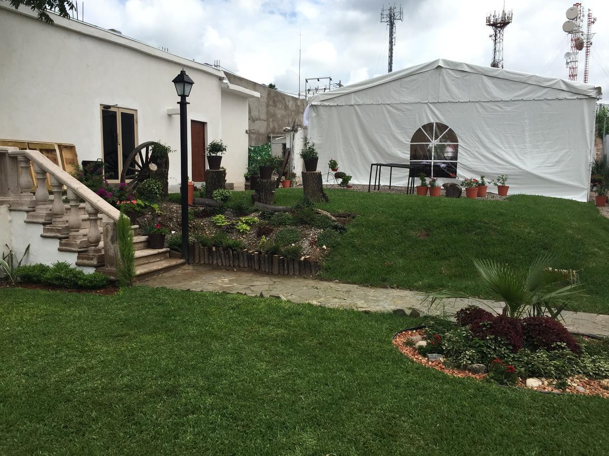Los Nogales Inn Camargo Екстериор снимка
